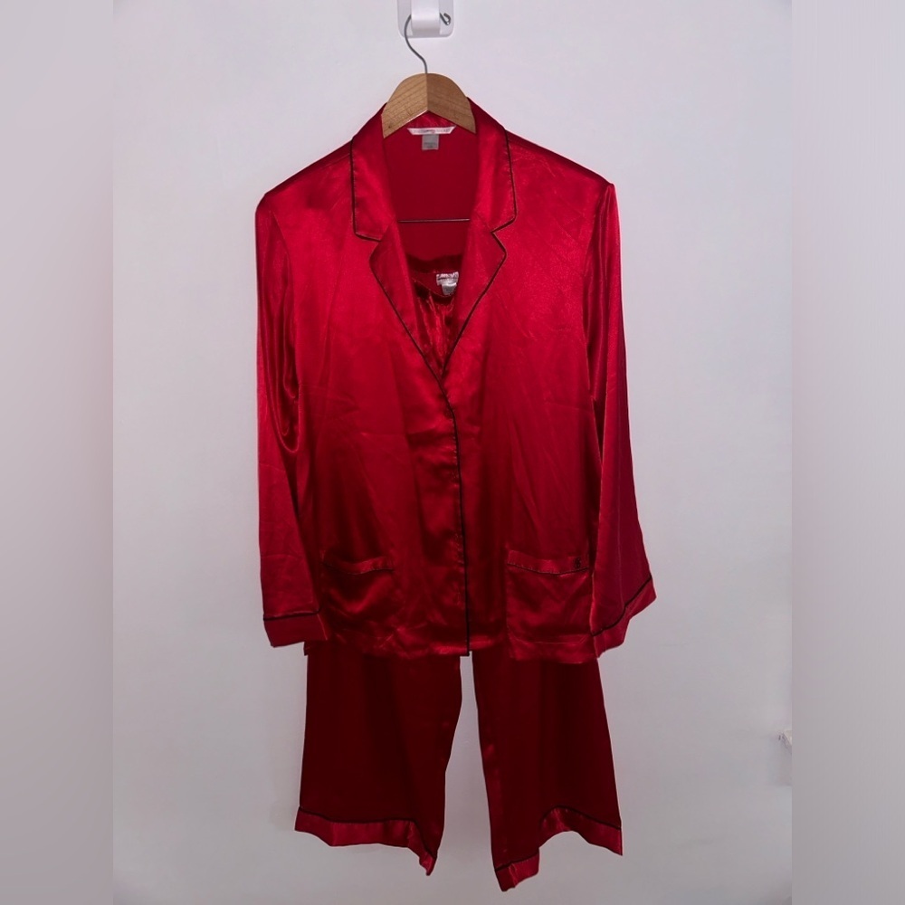 size Large EUC  victoria's secret pajama set with black piping